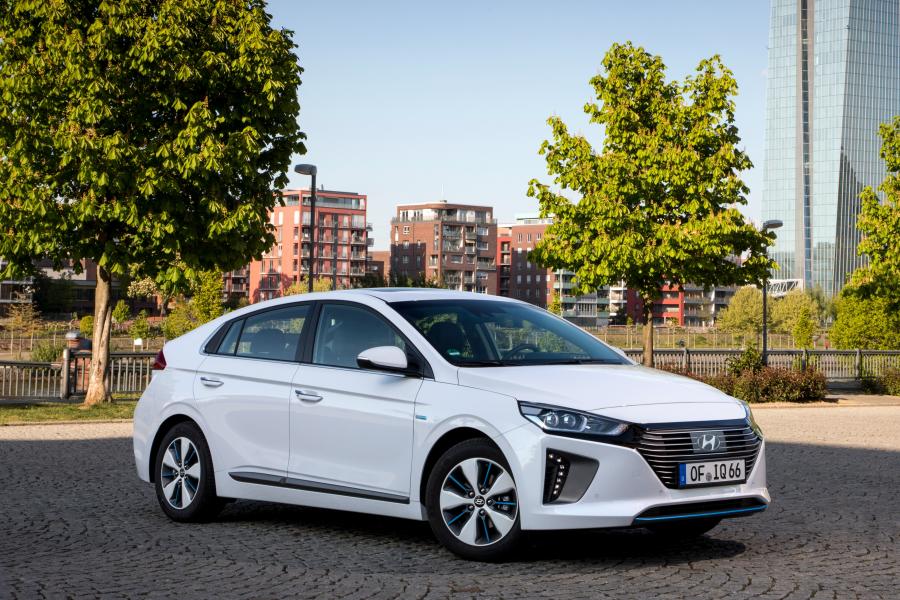  Hyundai IONIQ plug-in (AE) 2016 года  (фото 31 из 42)